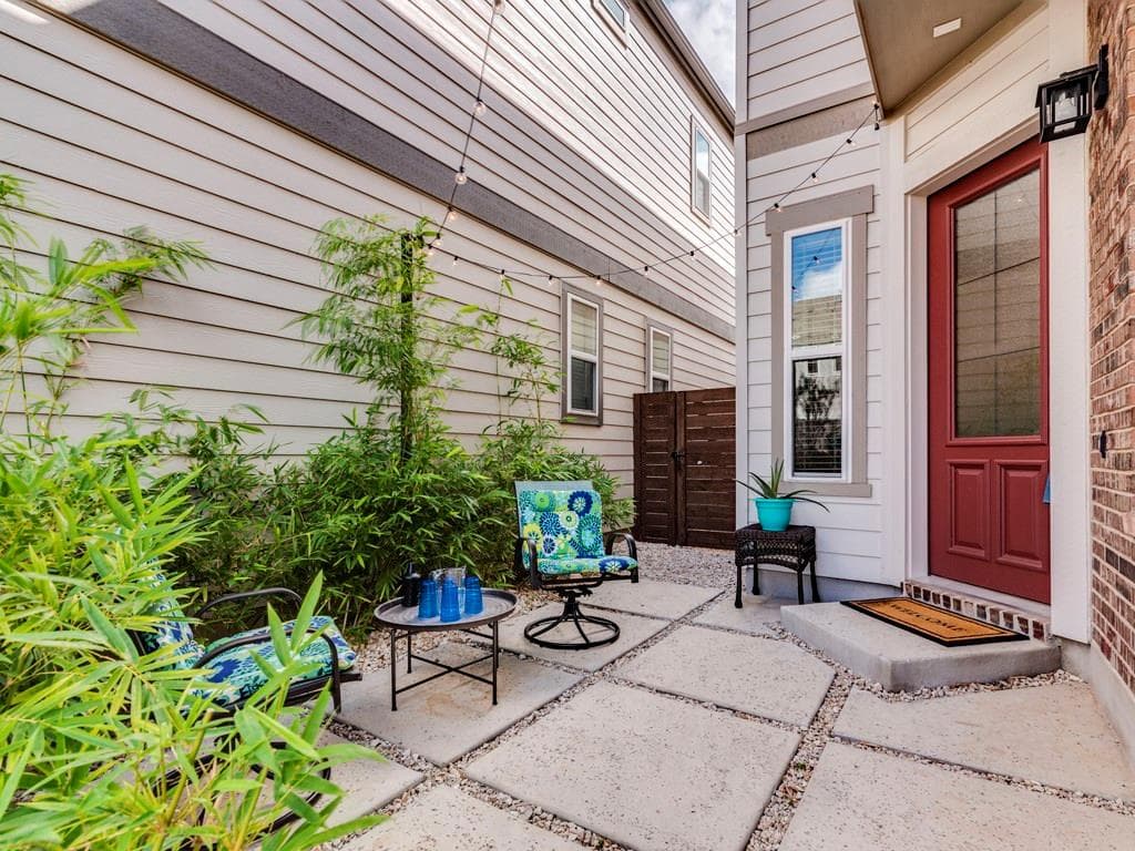 10202 Cienega Cv