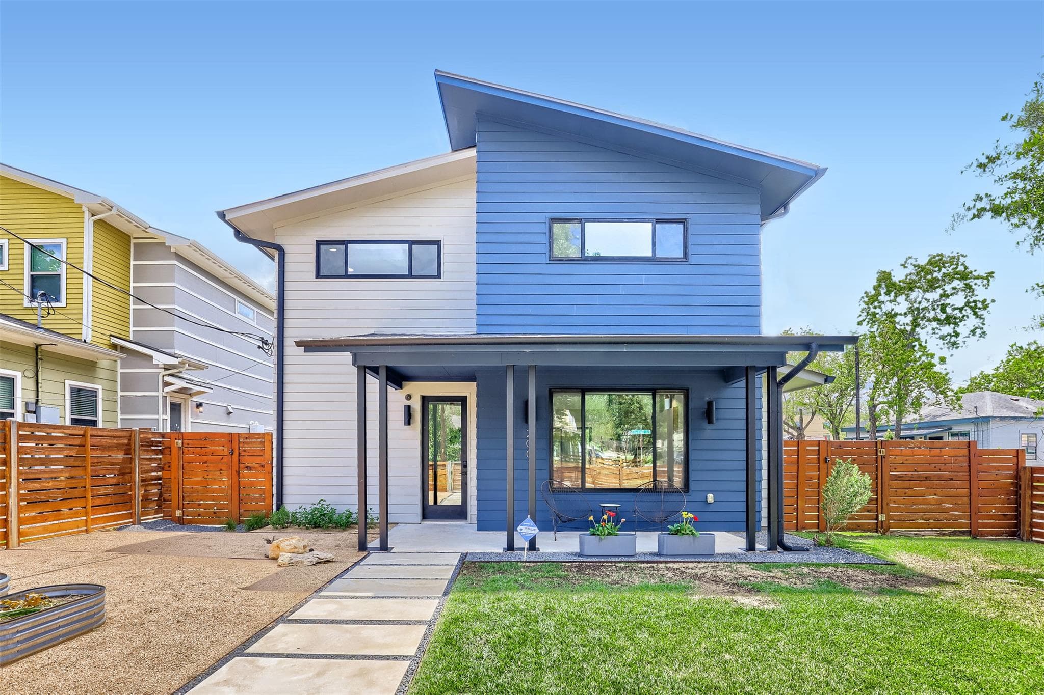 2001 Sl Davis Ave