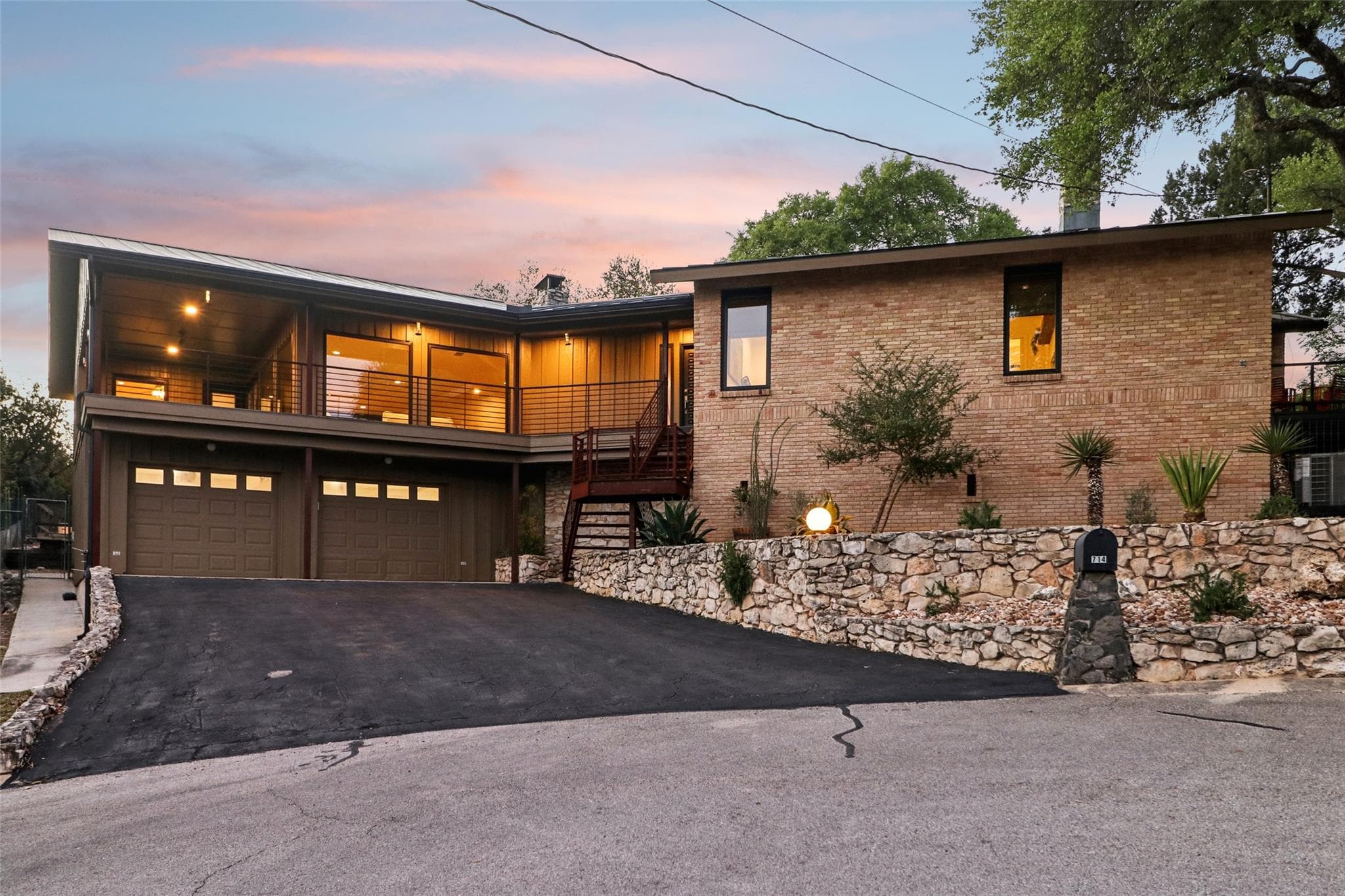 714 Starcrest Dr