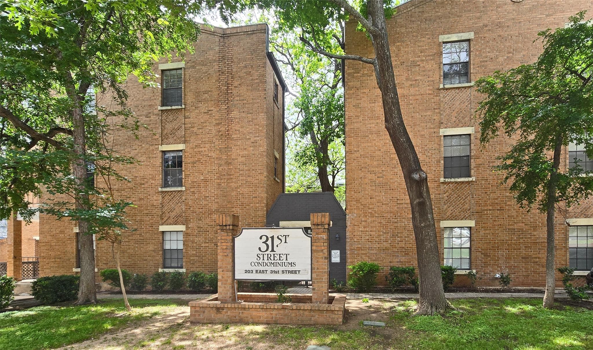 203 E 31st St #207