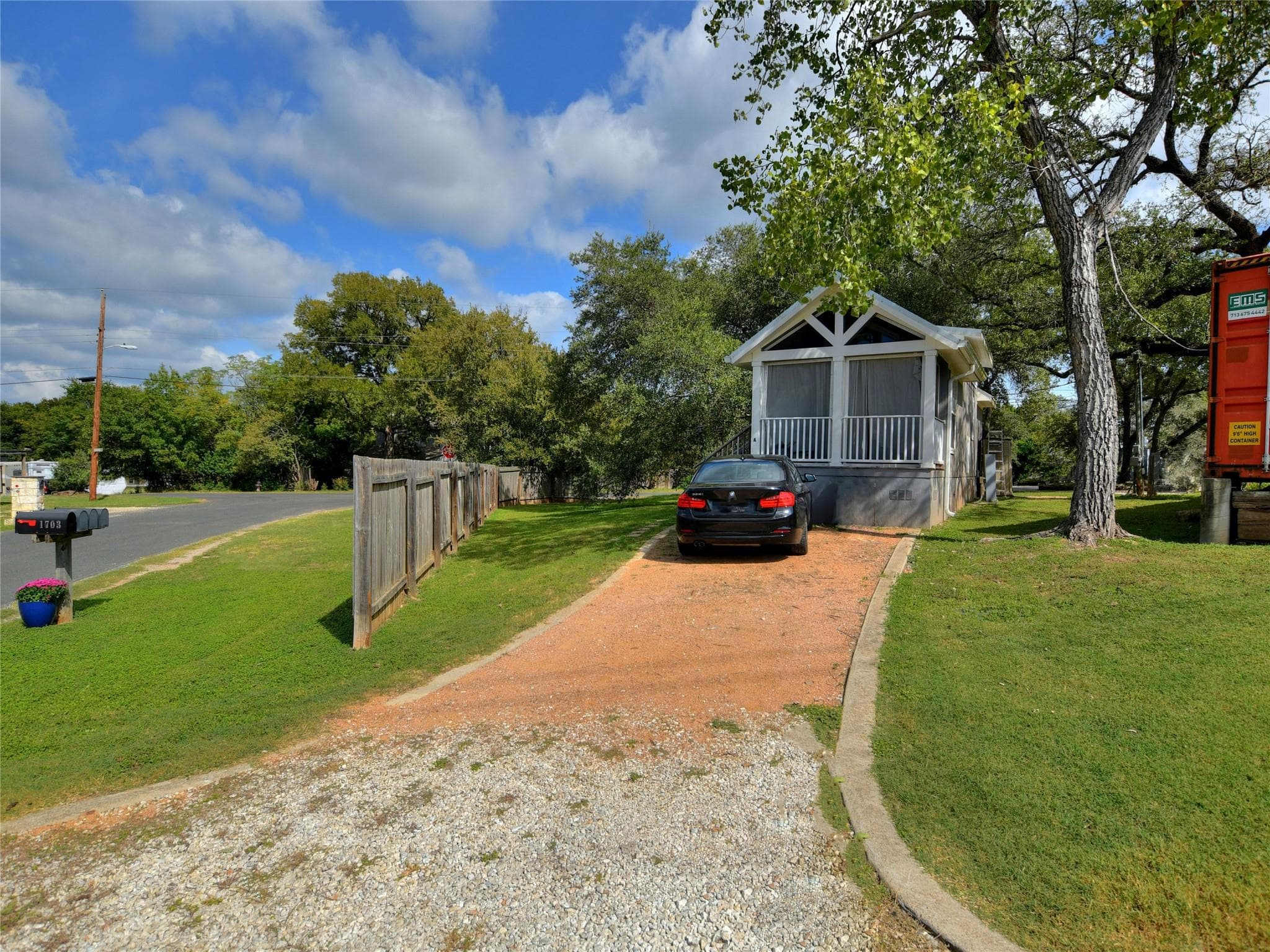 1703 Lancer Ln