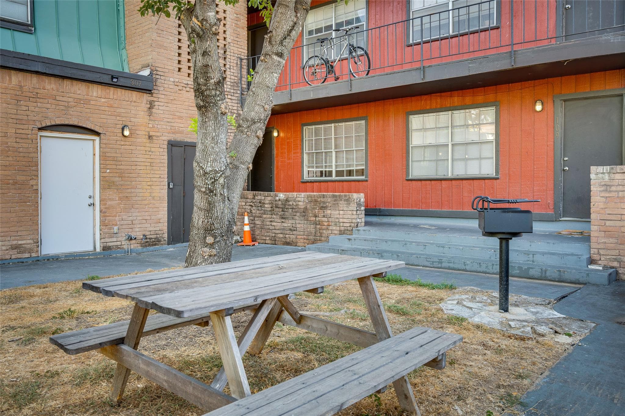 307 E 31 St #106