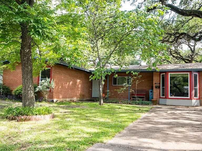 1207 Fieldcrest Dr