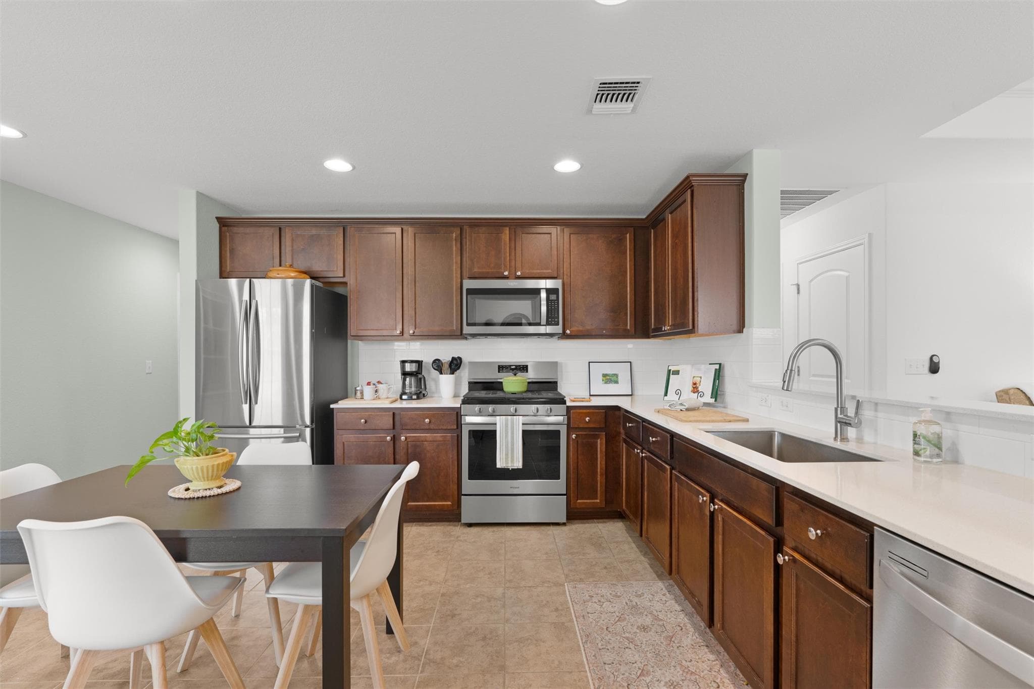 400 Fannin Ct