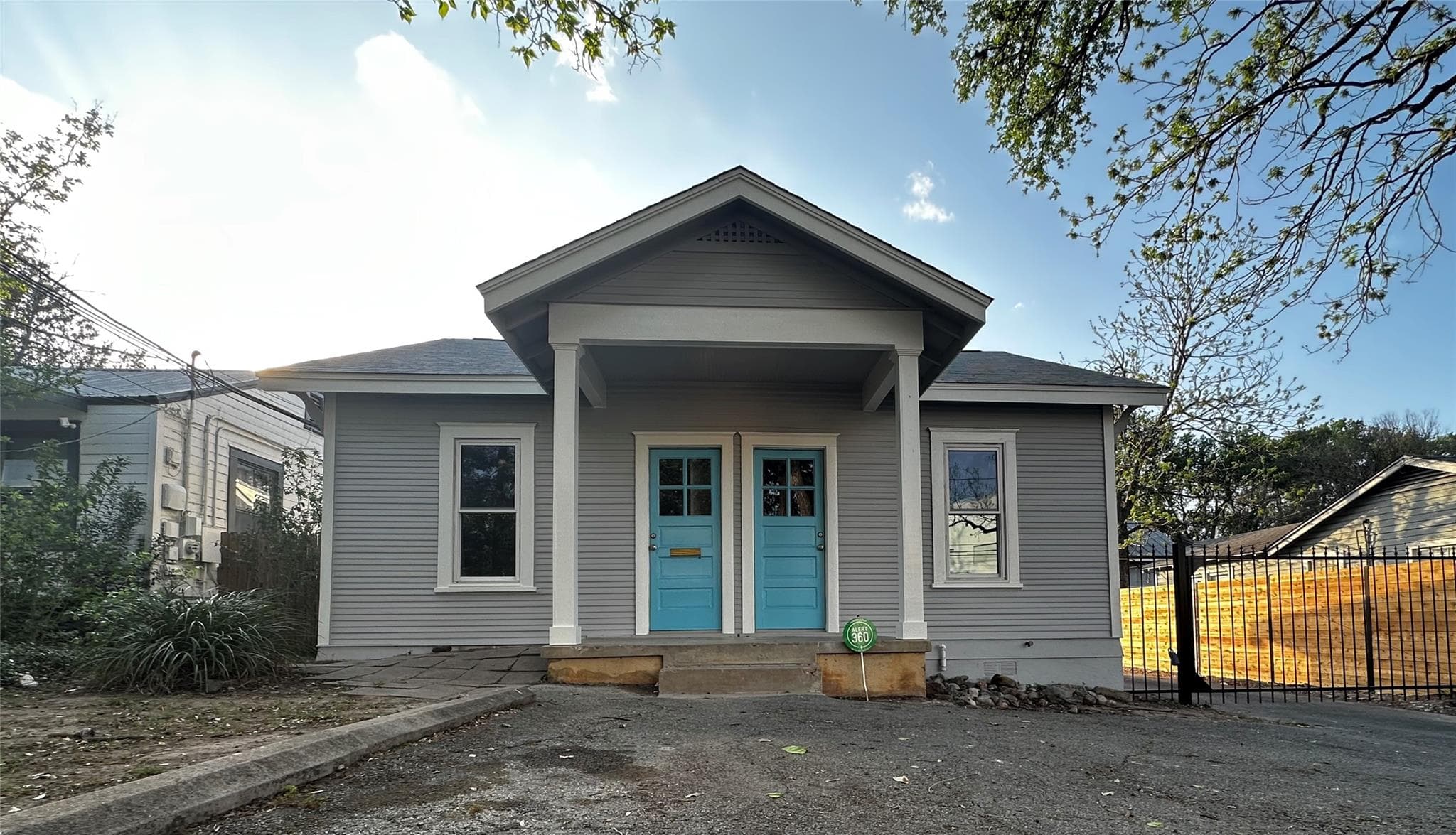 2118 Oxford Ave