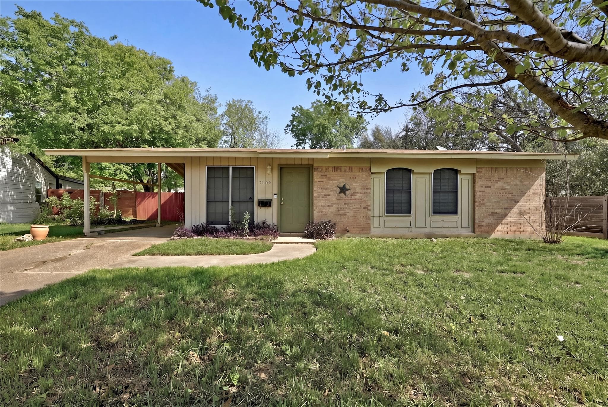 1402 Camelot Cir
