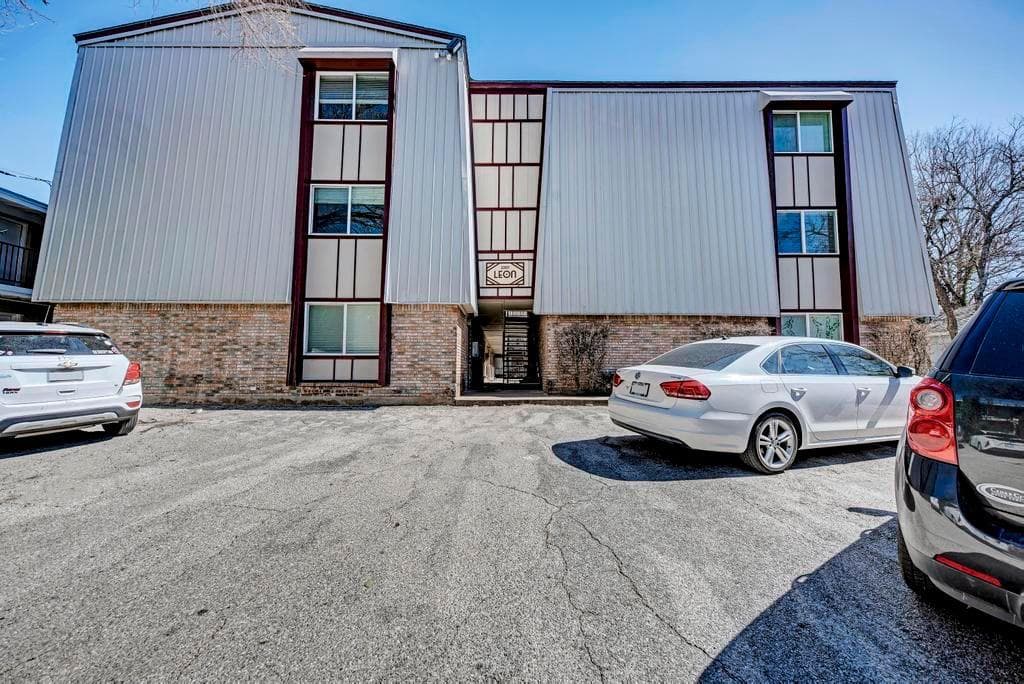 2207 Leon St #104