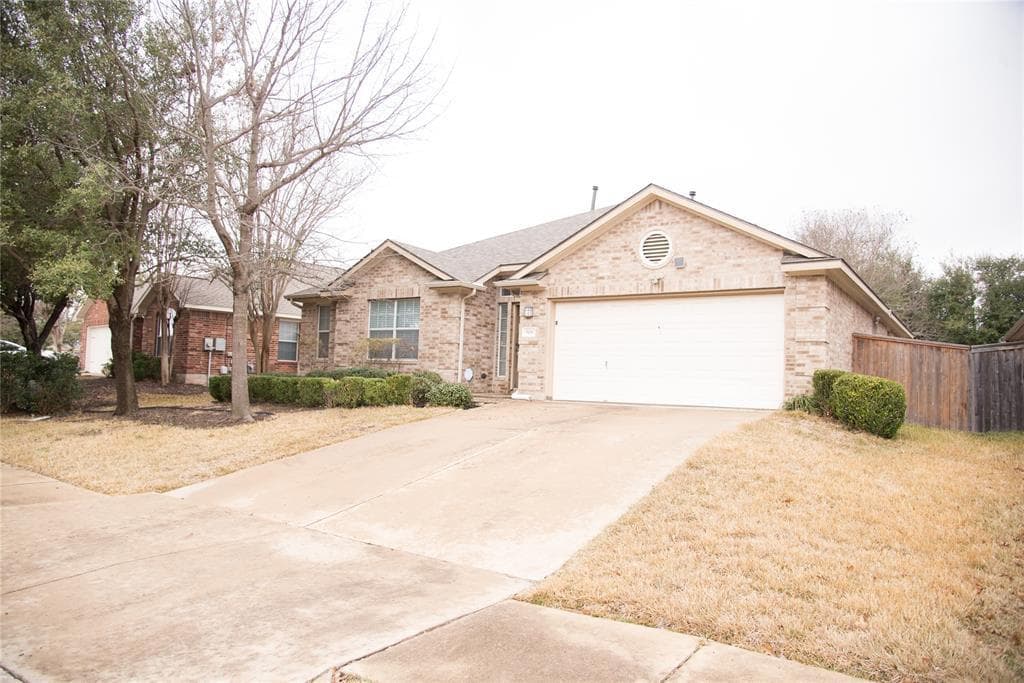 808 NW Broken Trace Ct