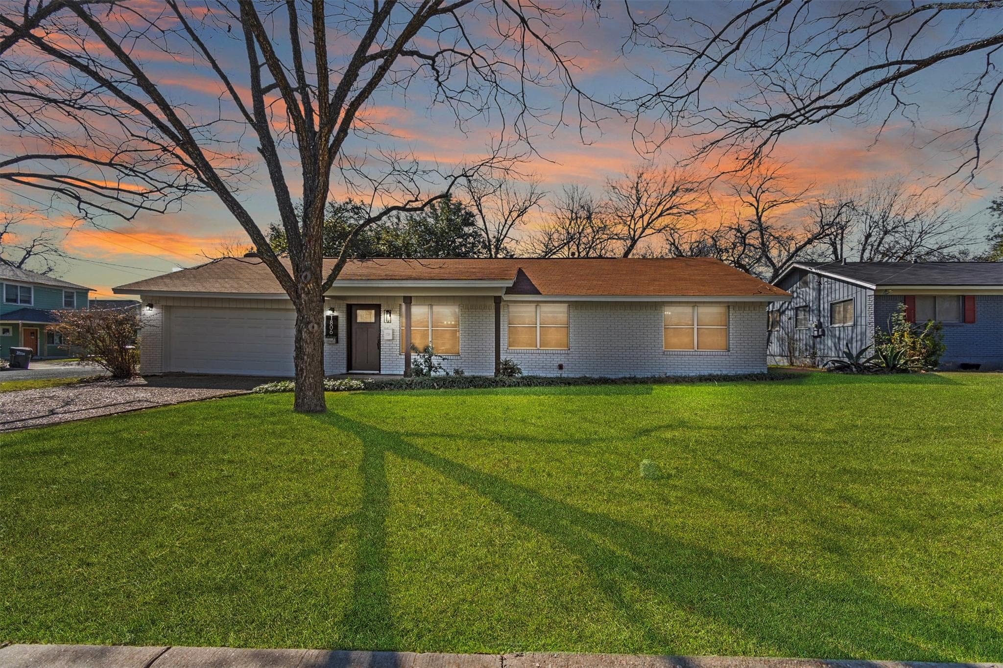 1806 Hutto Rd