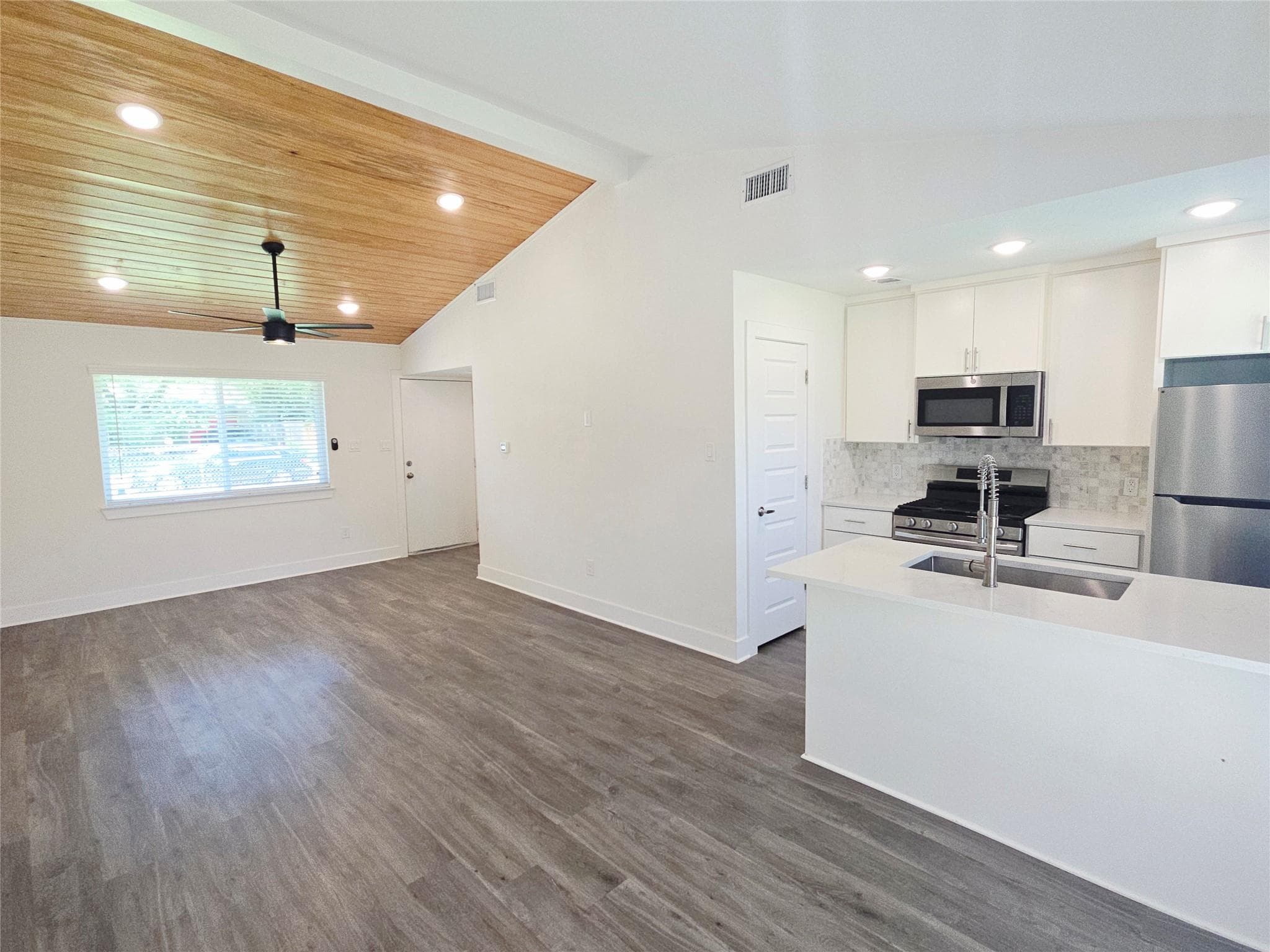 6103 Calmar Cv