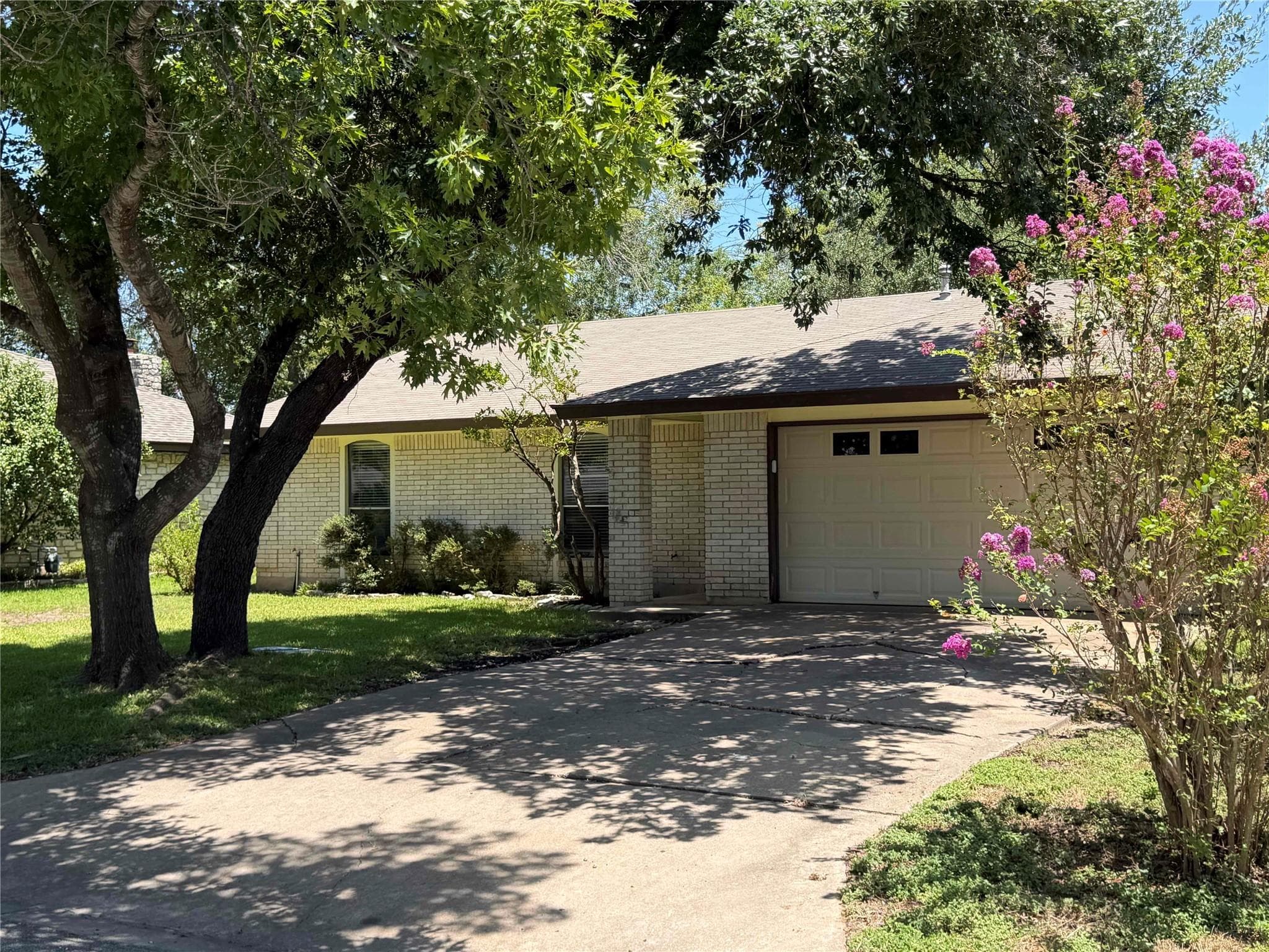 606 Brookhollow Dr