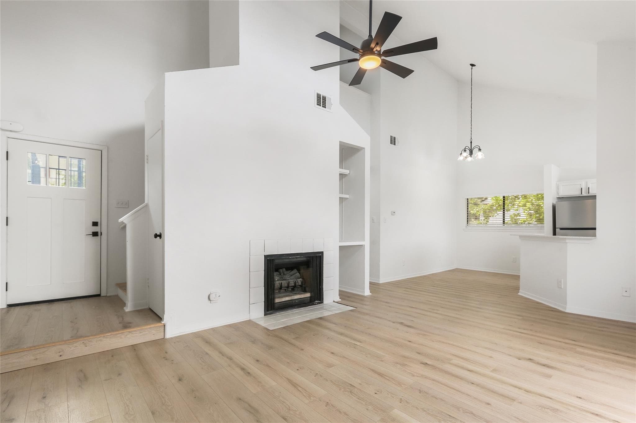 923 E 41st St #201