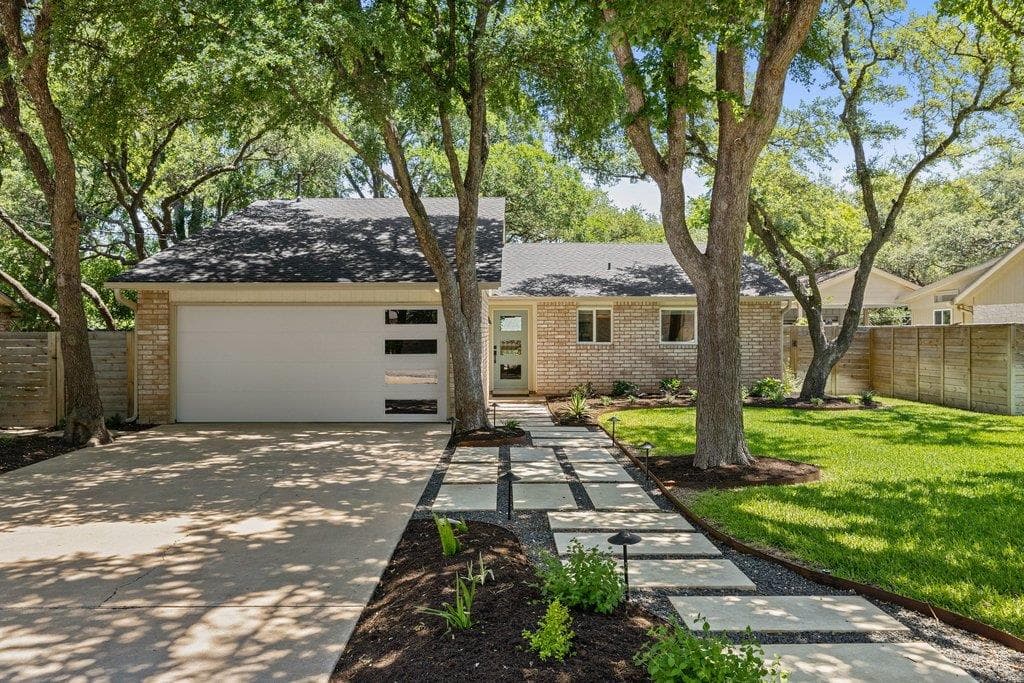 2302 W Riviera Dr
