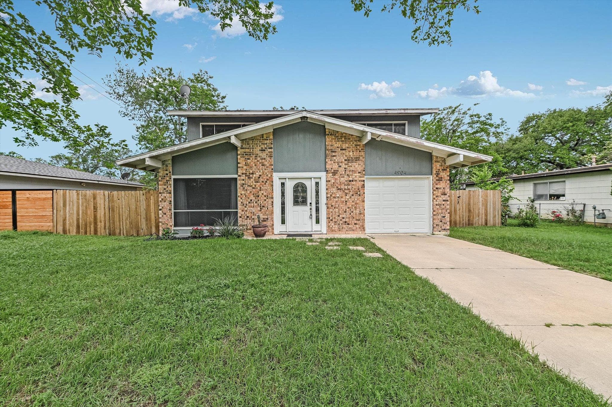 4904 Creekline Dr