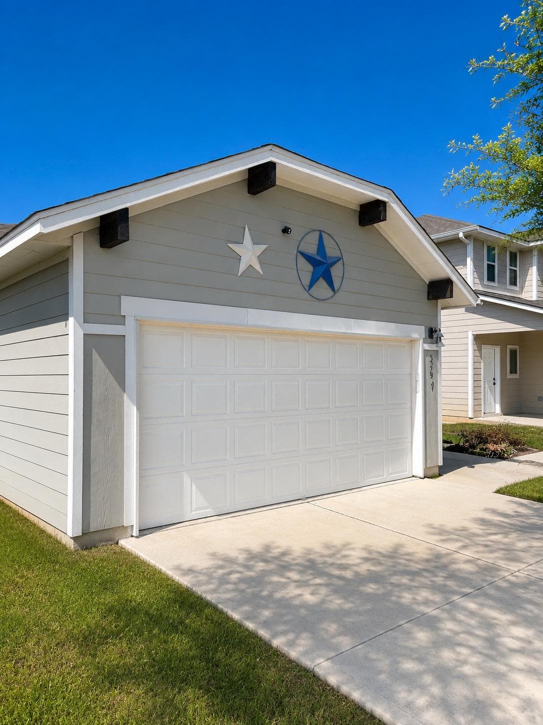 587 Twisted Oaks Ln
