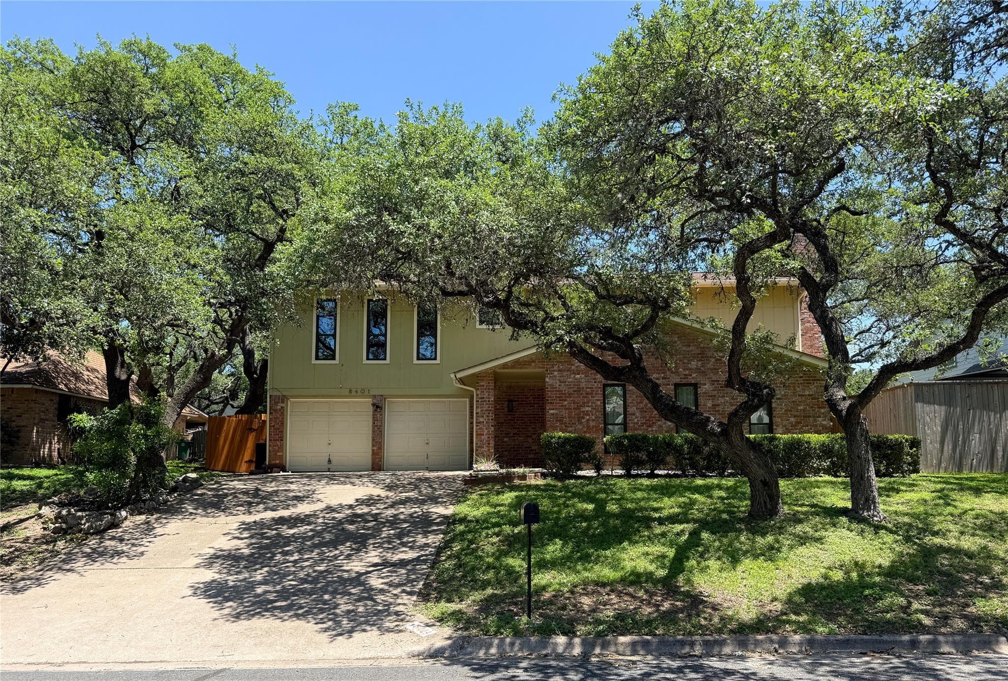 8401 LORALINDA Dr