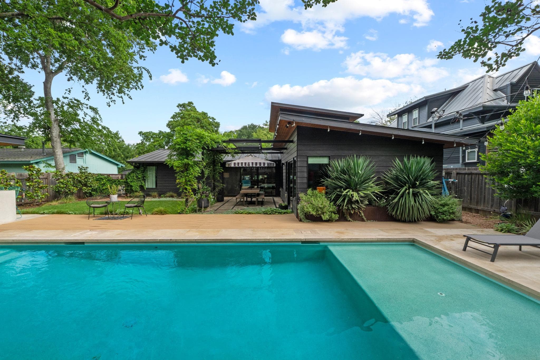 3205 Locke Ln