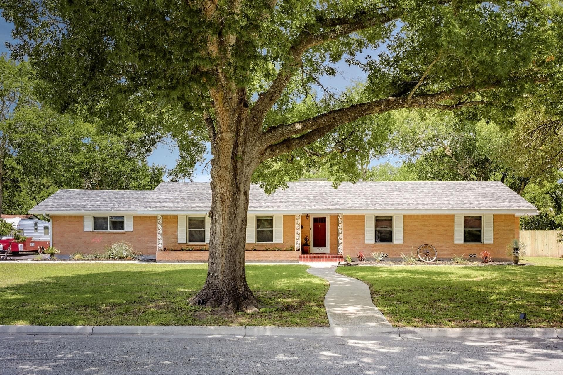 1215 W Live Oak St