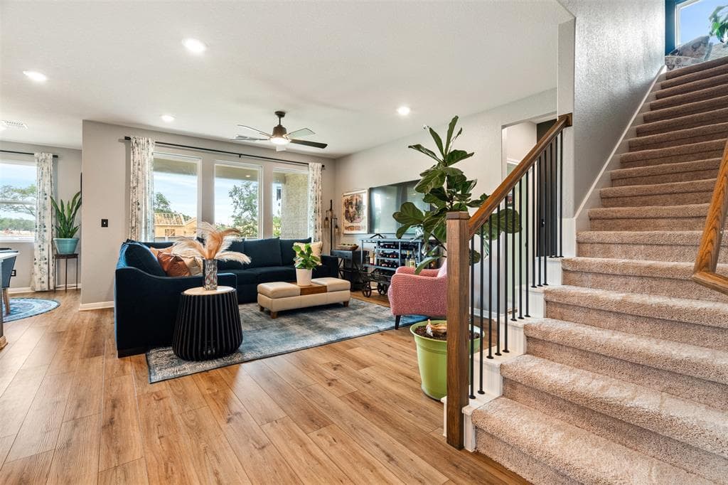 1009 Dog Iron St