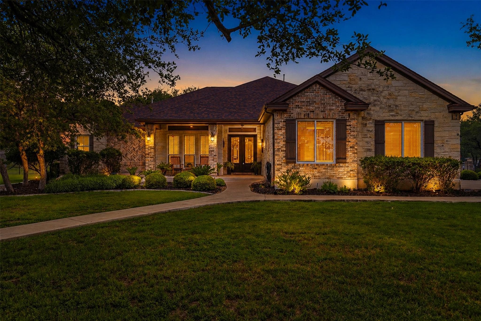 107 W Majestic Oak Ln