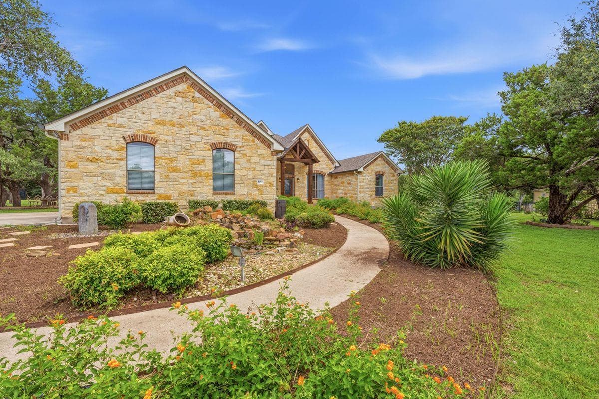104 Quarry Lake Est
