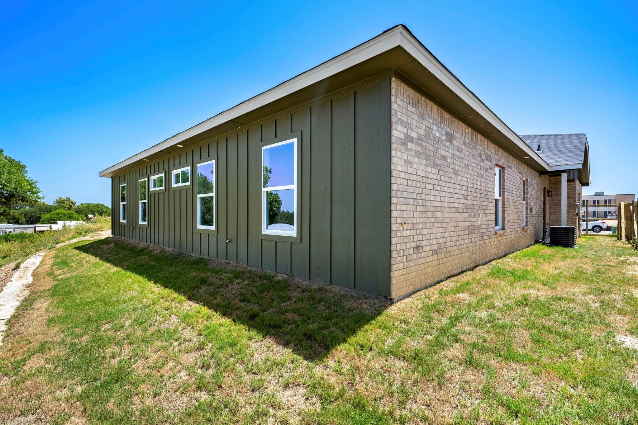 1301 Lone Pine Way