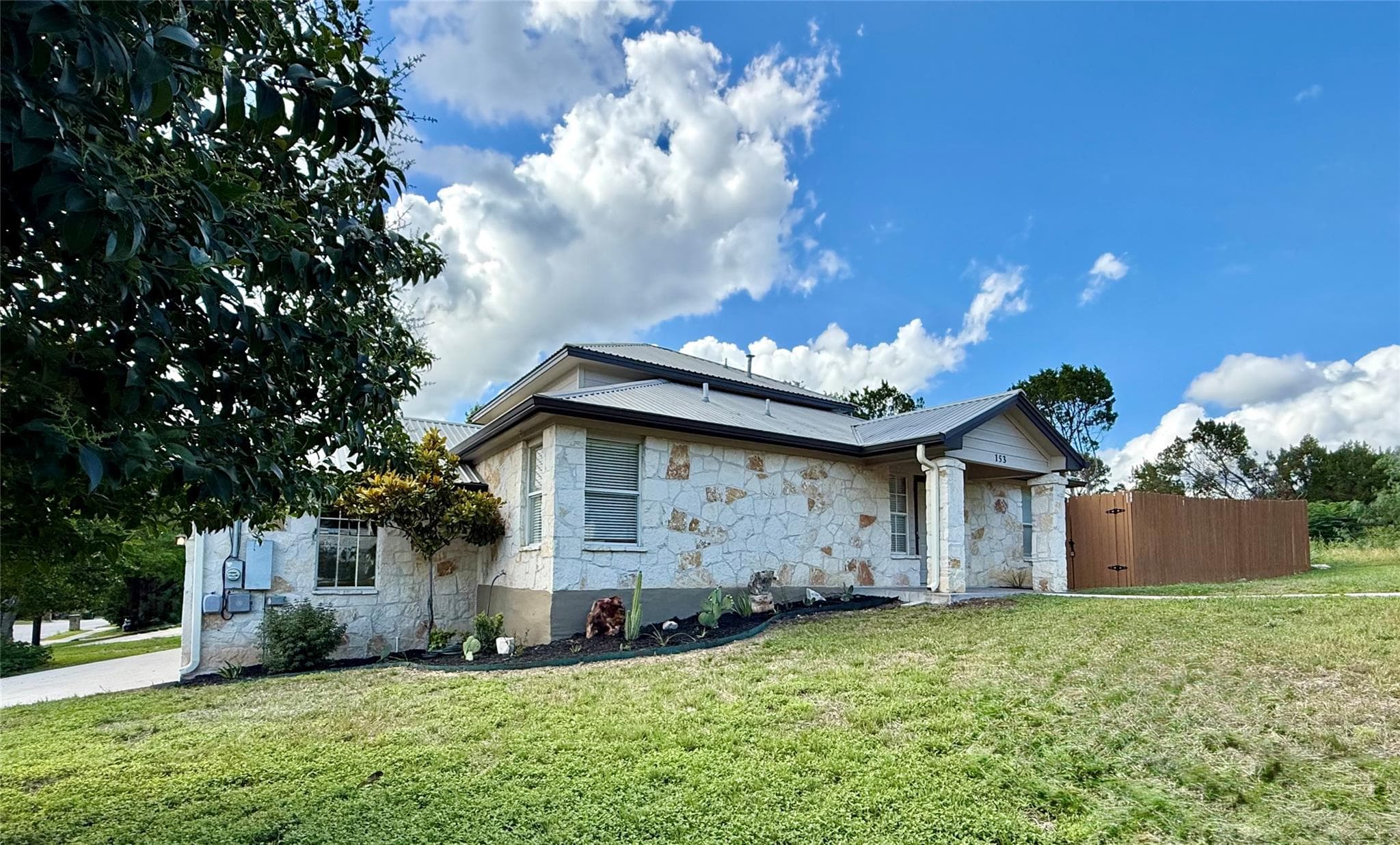 153 Dolly St