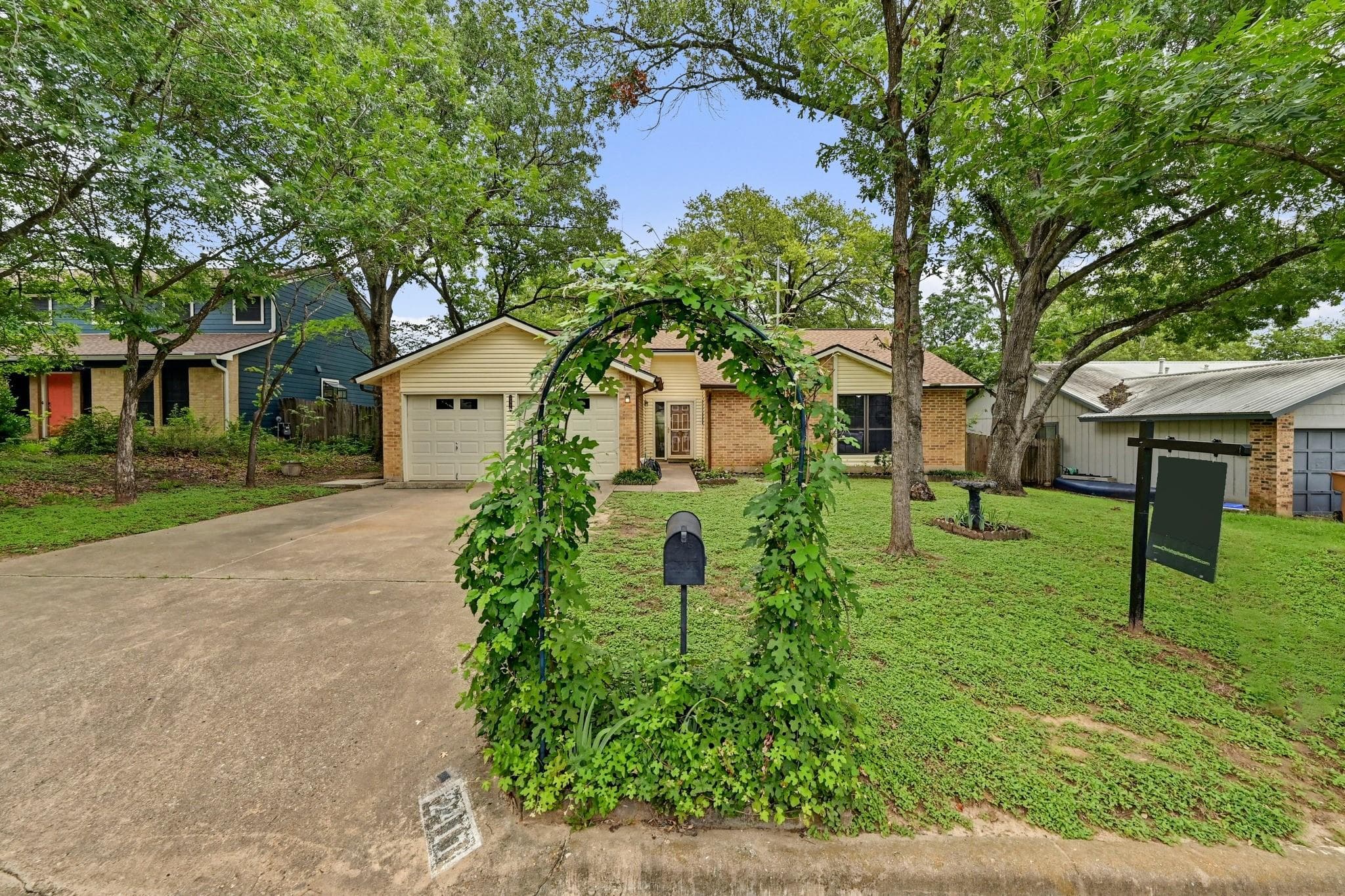 2411 Roehampton Dr