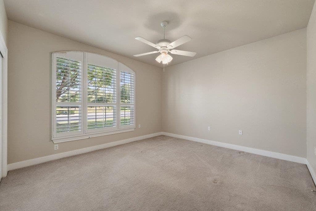 207 Breezeway Ln