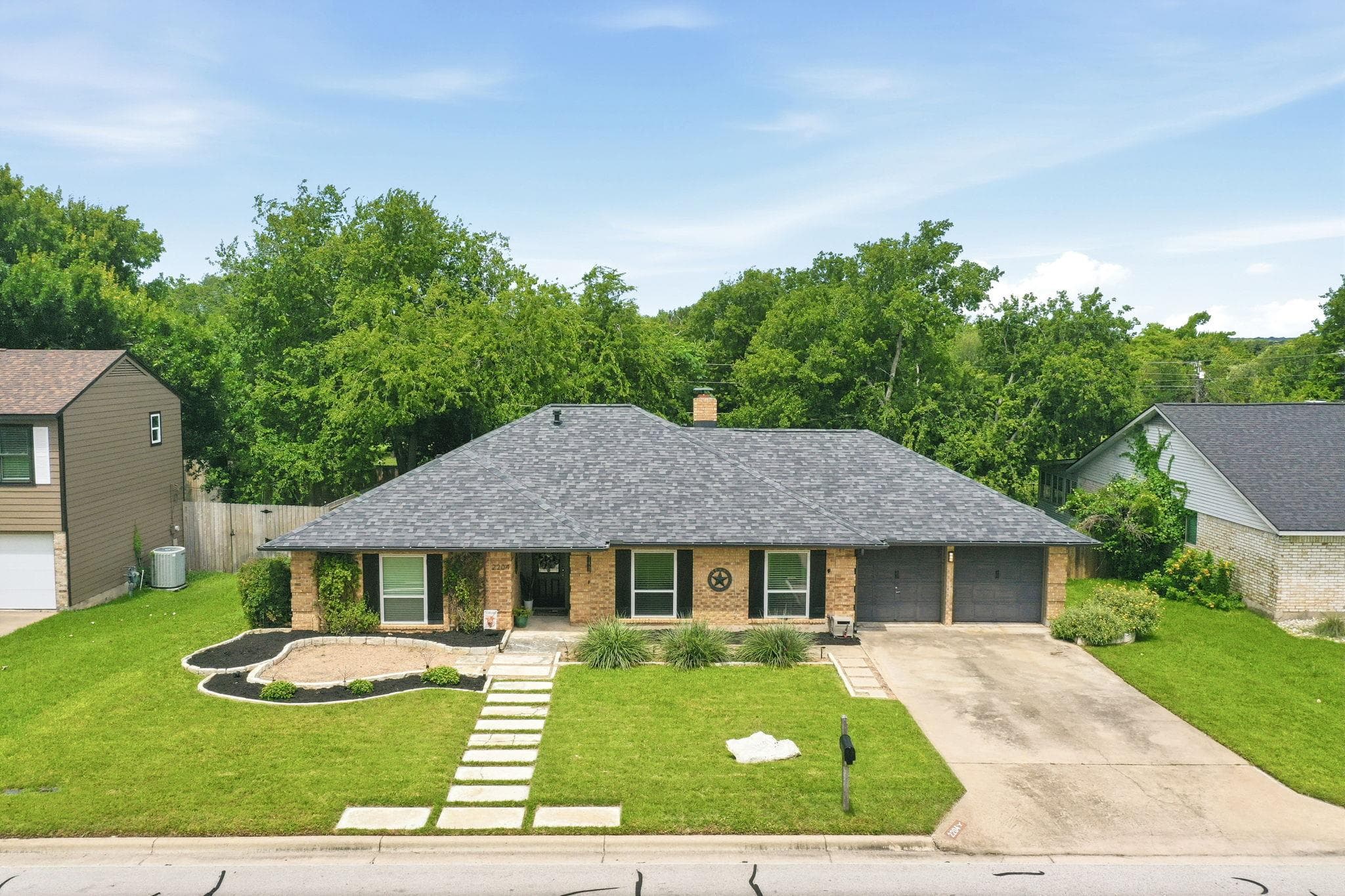 2204 Creekview Dr