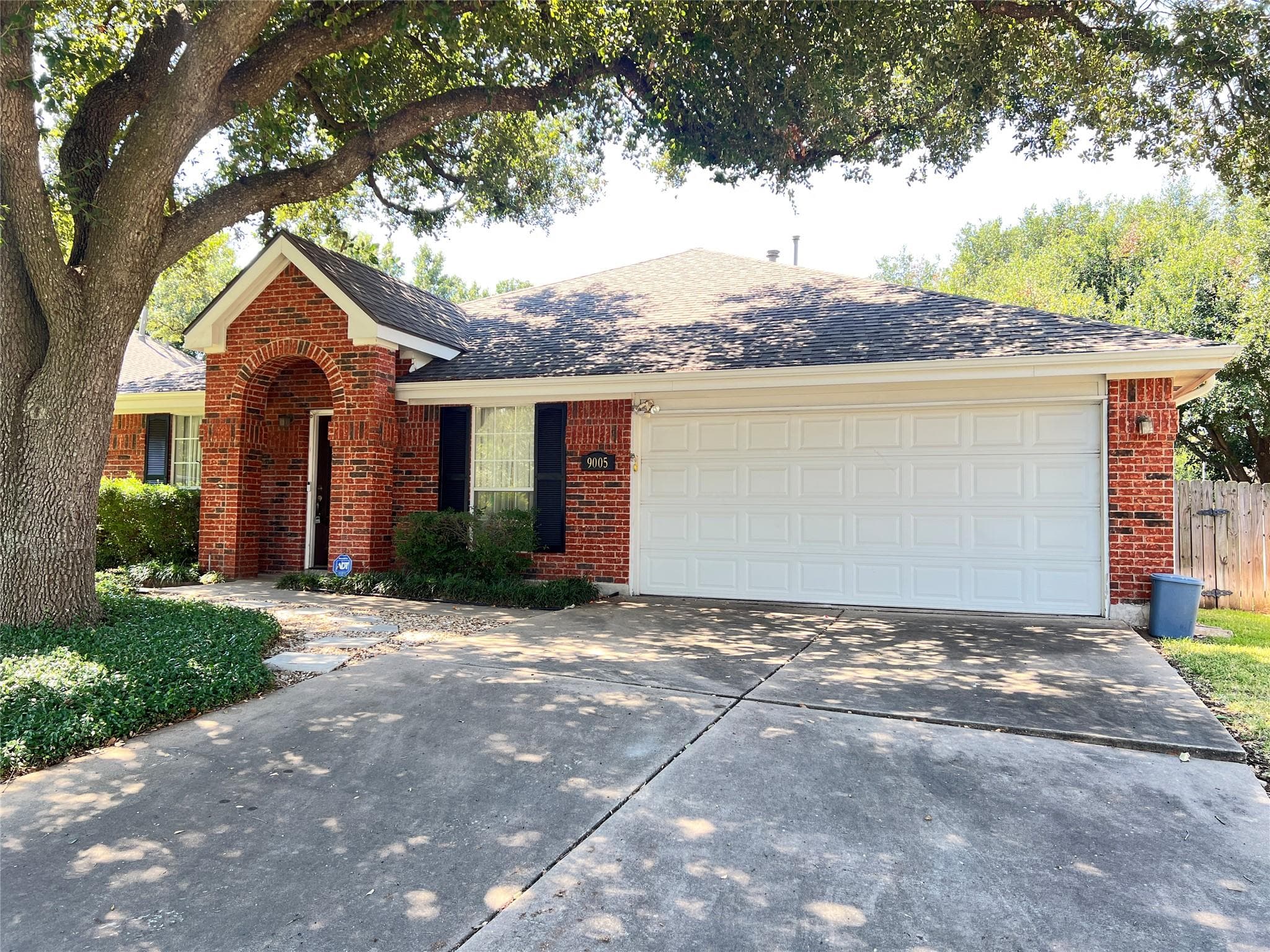 9005 Marthas Dr