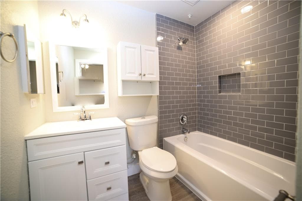 114 E 31st St #208
