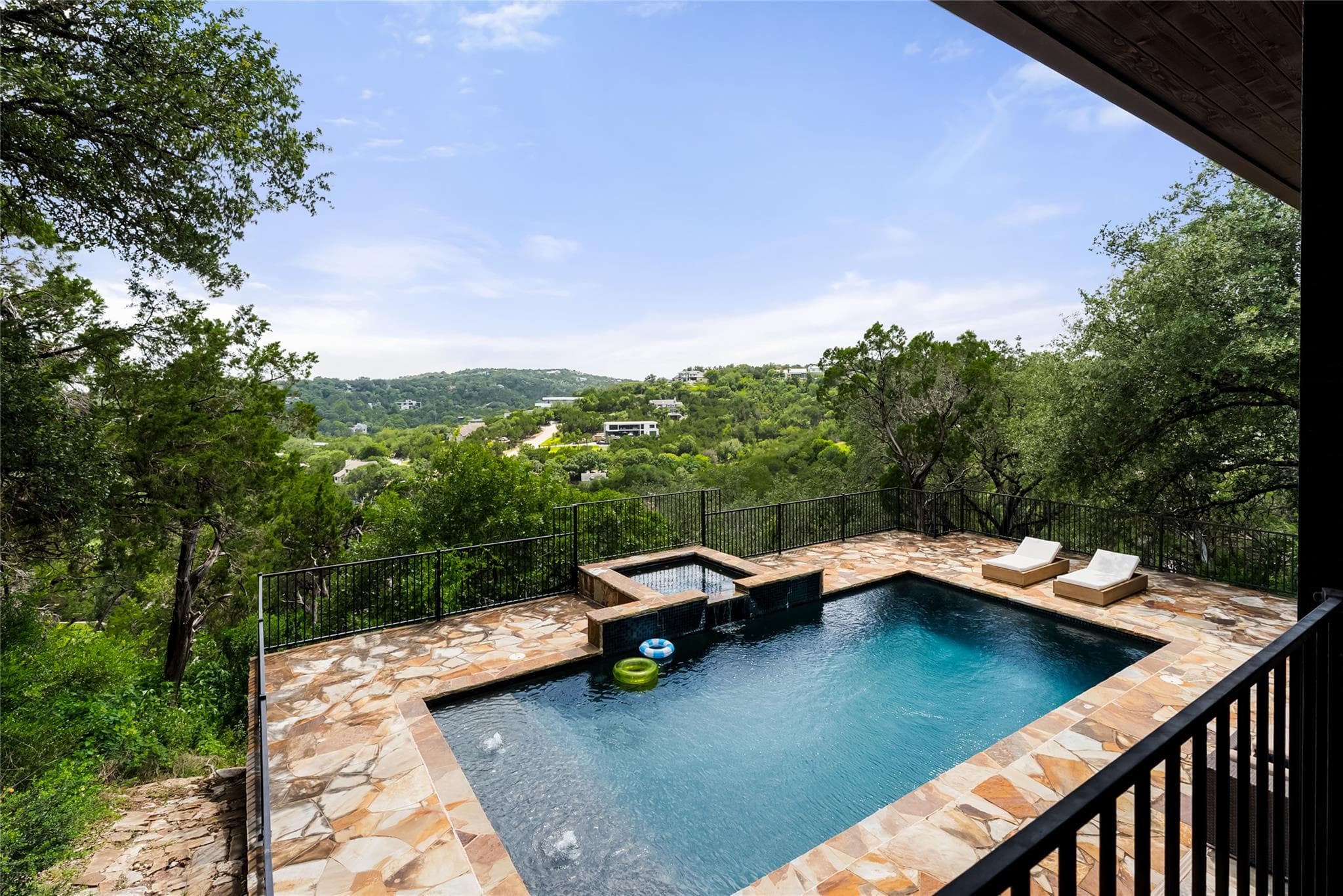 411 SKYLINE Dr