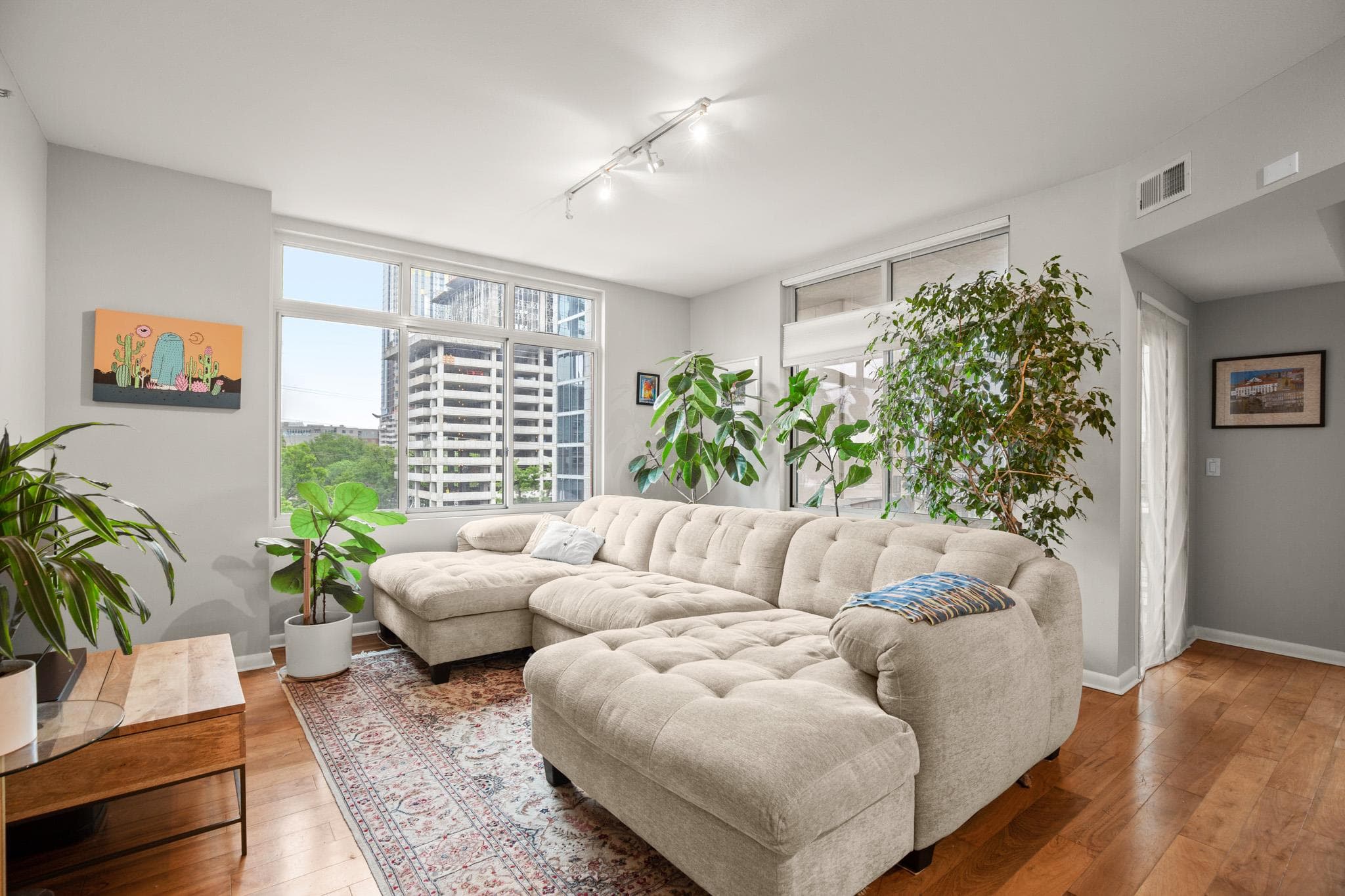 54 Rainey St #618