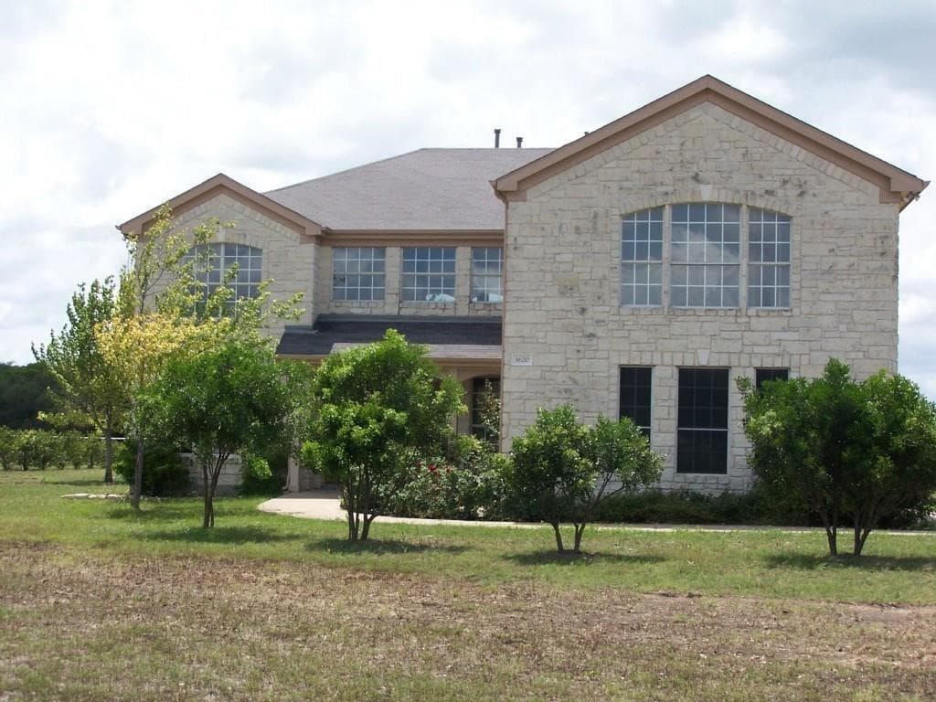 1620 Red Bud Ln #204