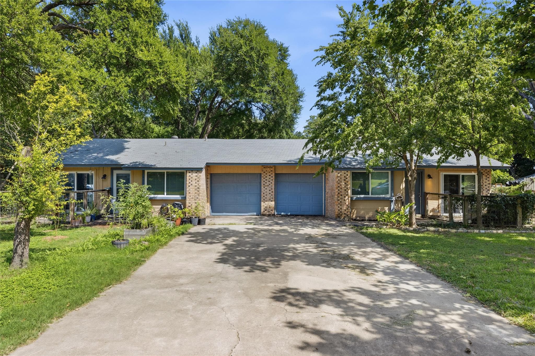 409/411 Lake Creek Cir