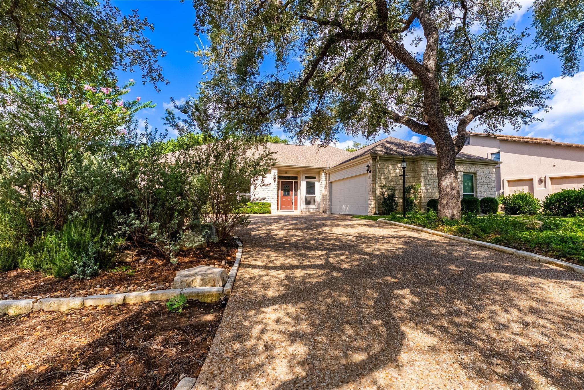 1411 Lakeway Dr