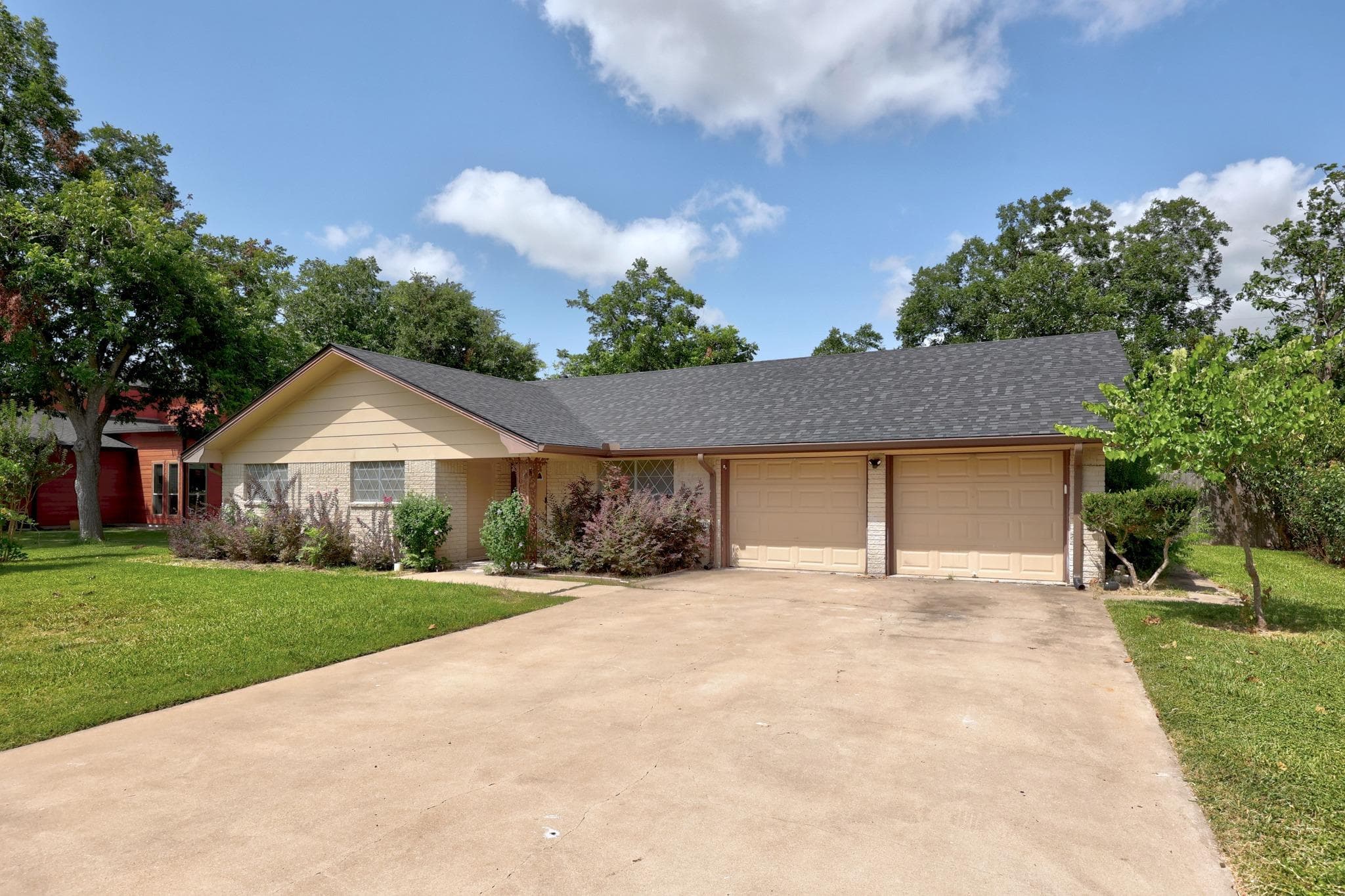 2305 Lathan Ln