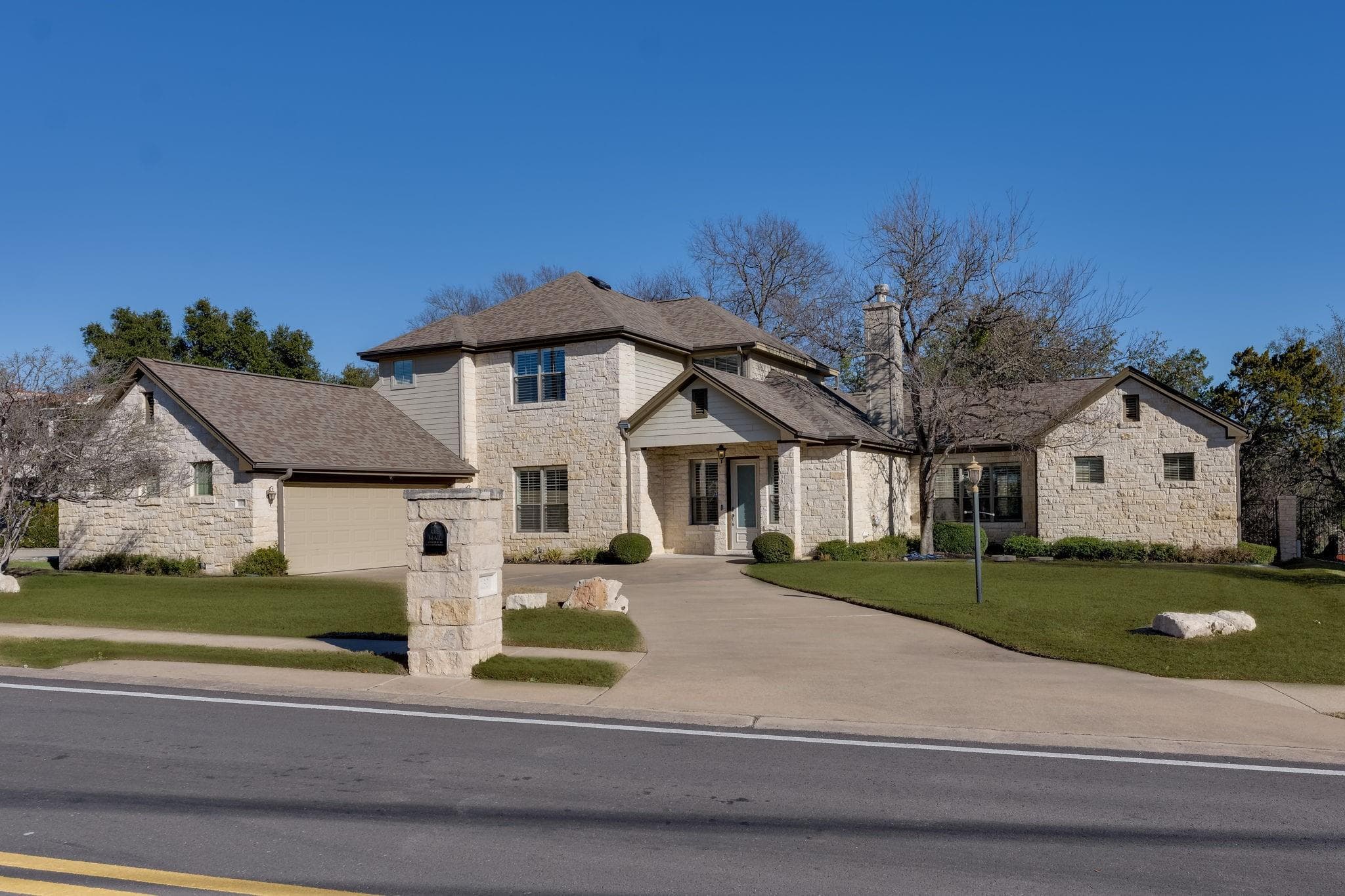 132 Lakeway Dr