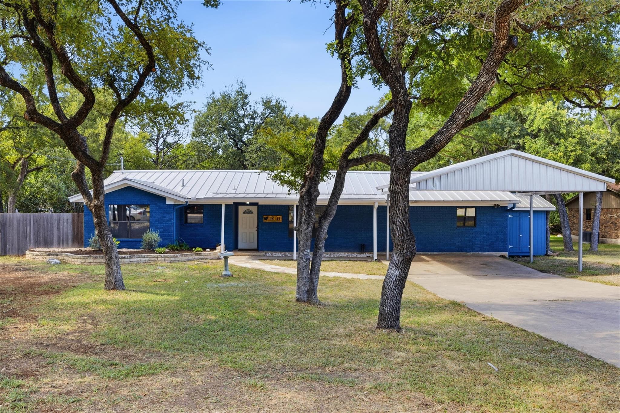 1011 Serenada Dr