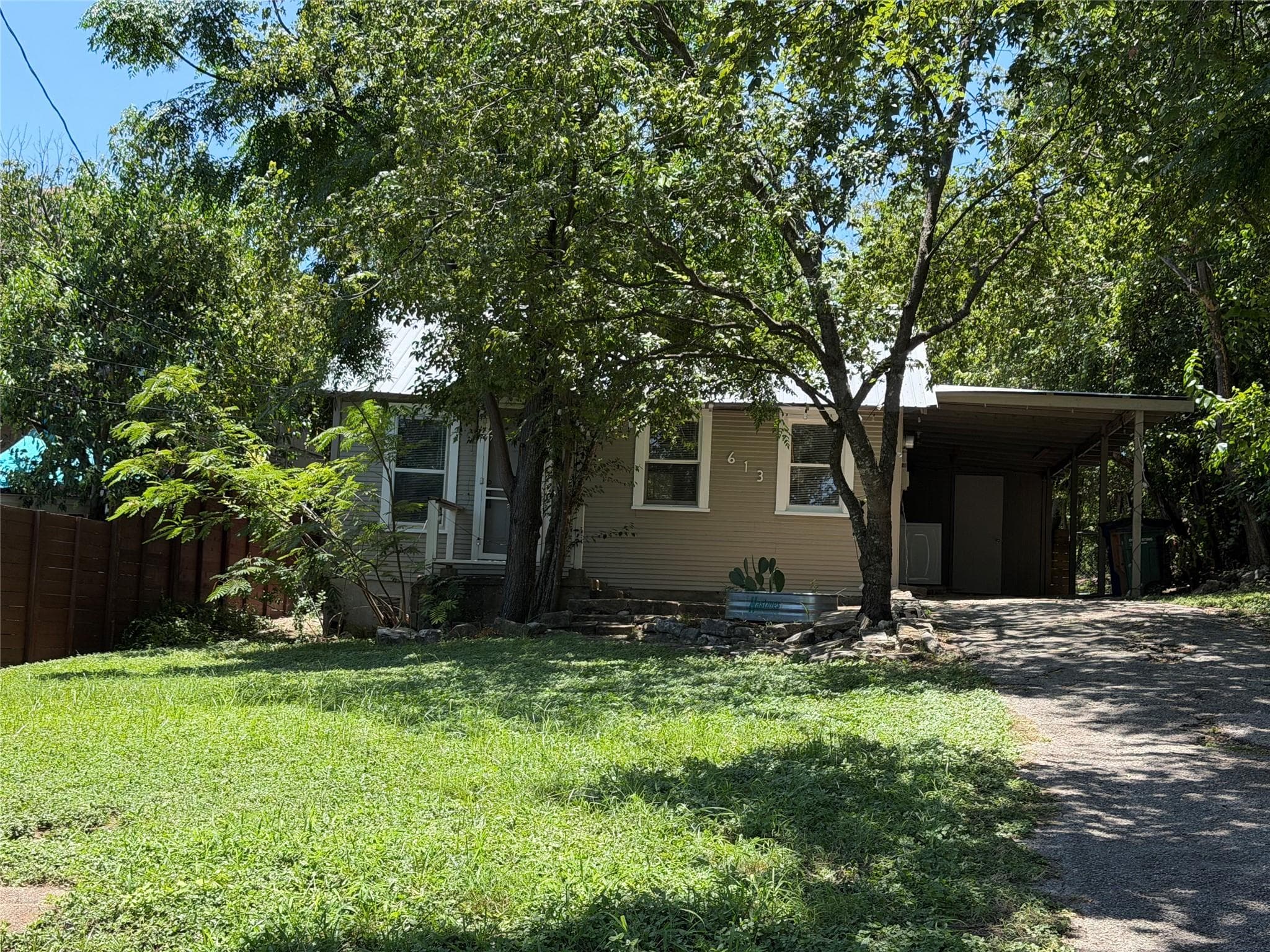 613 Peacock Ln