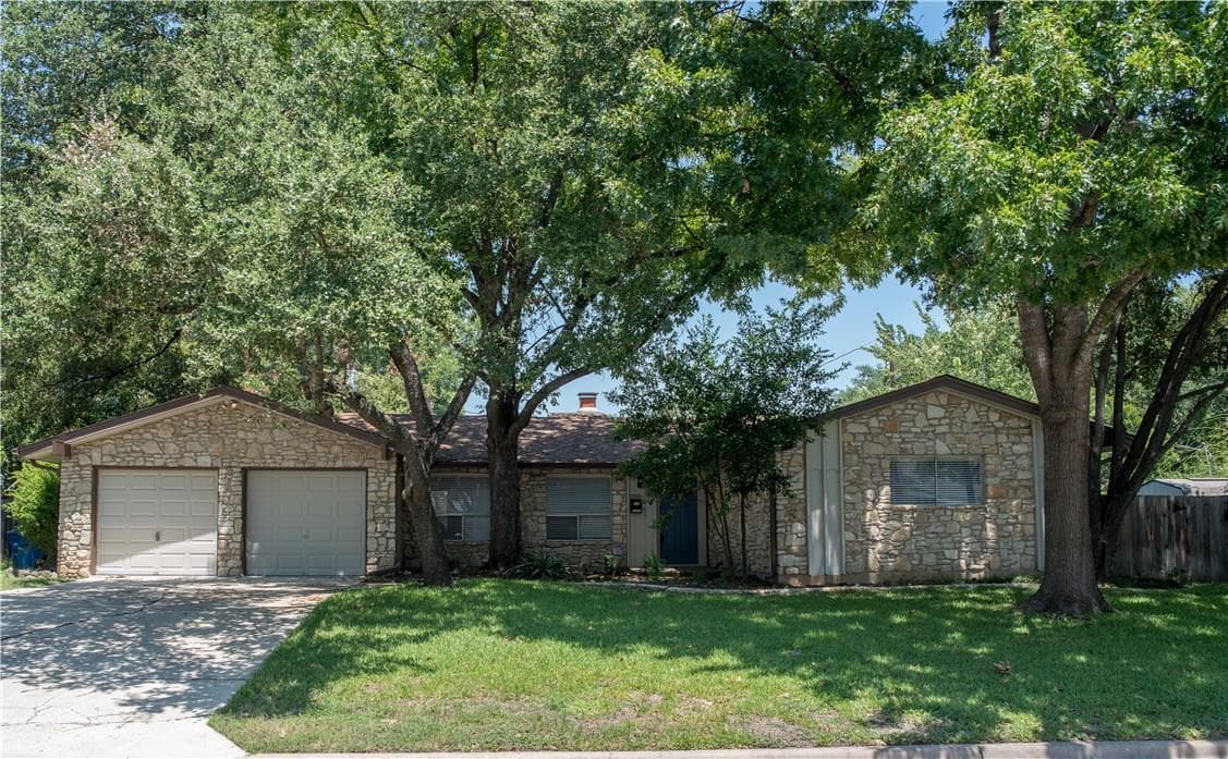 2902 Silverleaf Dr