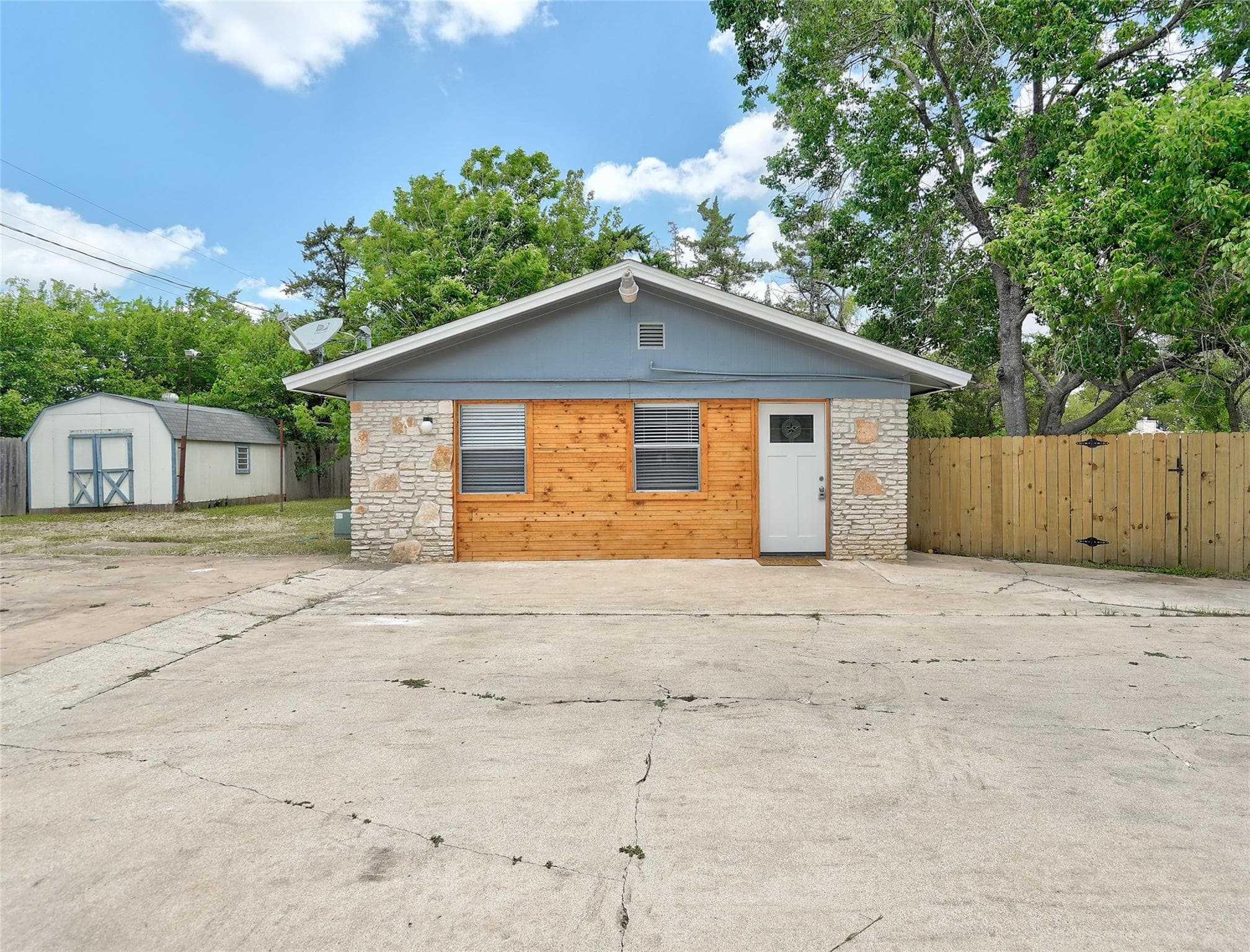 1806 Dixie Ln