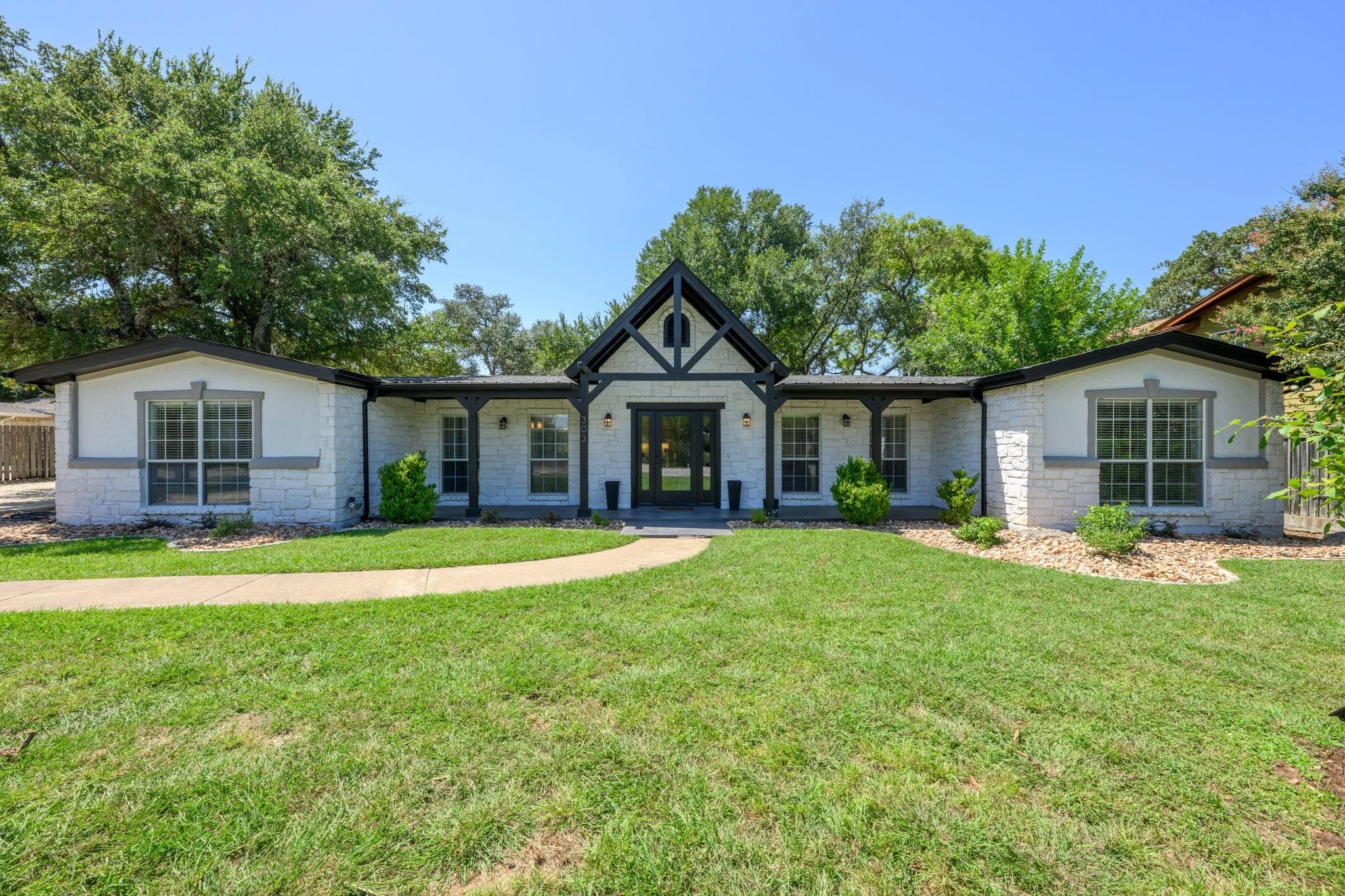 303 Lakeway Dr